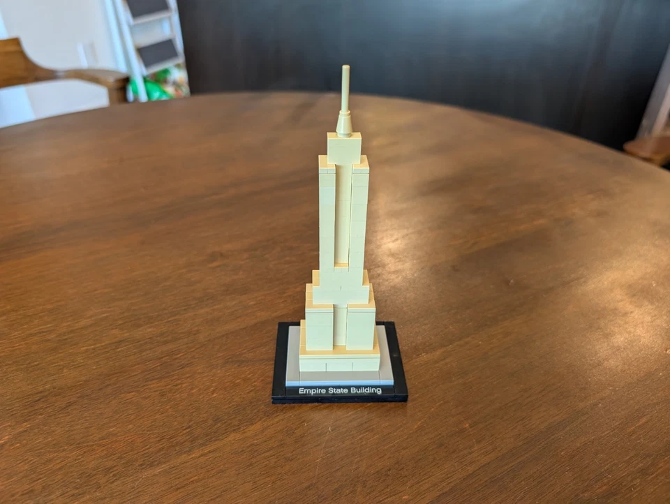 LEGO ARCHITECTURE: Empire State Building (21002) 100% Complete - Image 3 of 3
