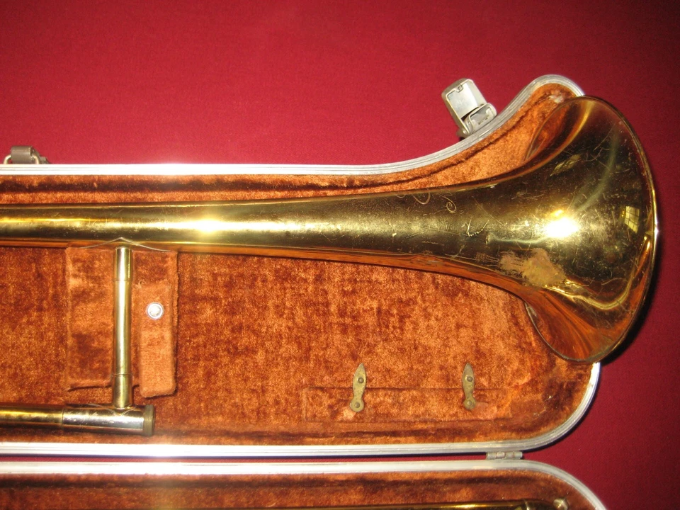 Vintage Buescher Aristocrat Trombone w/ original Case & Vincent Bach Mouthpiece - Image 2 of 4