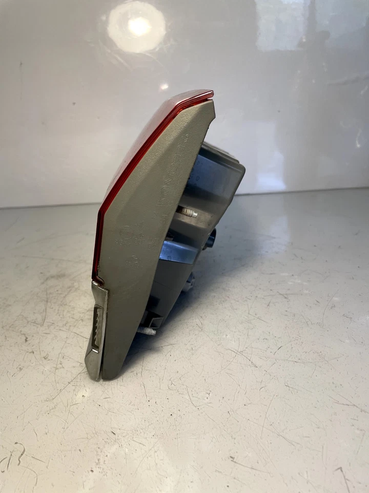 Luz trasera interior LED OEM lado del pasajero derecha EE0-L20 Jeep Grand Cherokee 2014-2021 Foto 2 de 4