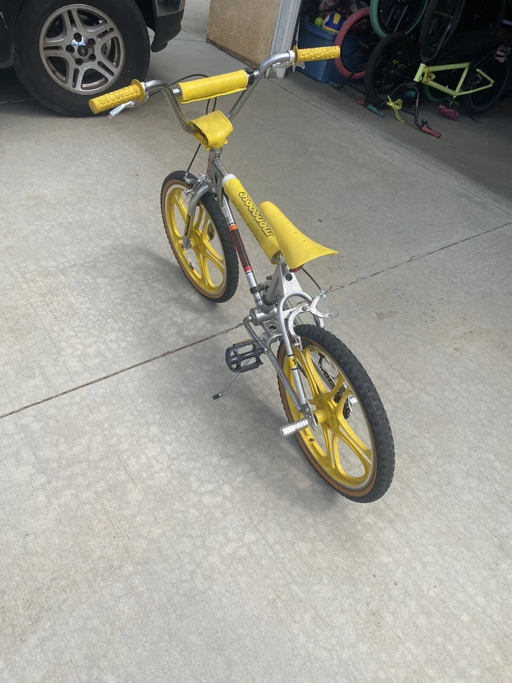 Mongoose Max Netflix Stranger Things 20 inch BMX Bike - Yellow - Image 4 of 4
