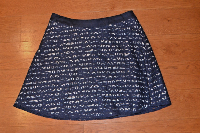 THE LIMITED BEAUTIFUL NAVY BLUE LACE OVERLAY STRIPED SKIRT. WOMEN'S - SIZE 6.