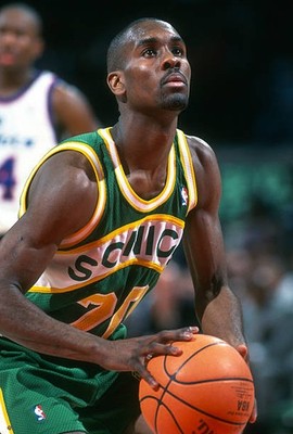 Gary Payton Seattle Supersonics sets to shoot a free throw v the W- Old Photo