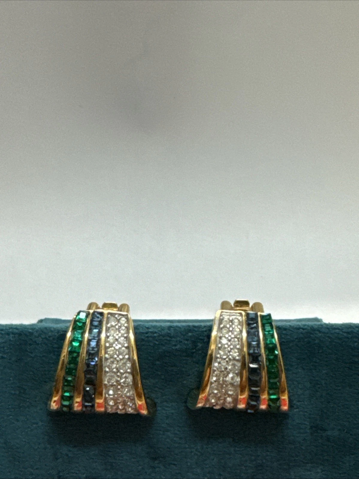 Boucle d’oreille dorée vintage avec strass vert, bleu et transparent