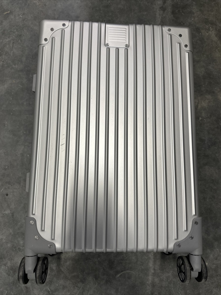 ガルム、アルミバンパー CHAMPS Aluminum Hardside 21” Spinner Suitcase Silver Carry-on NWOT
