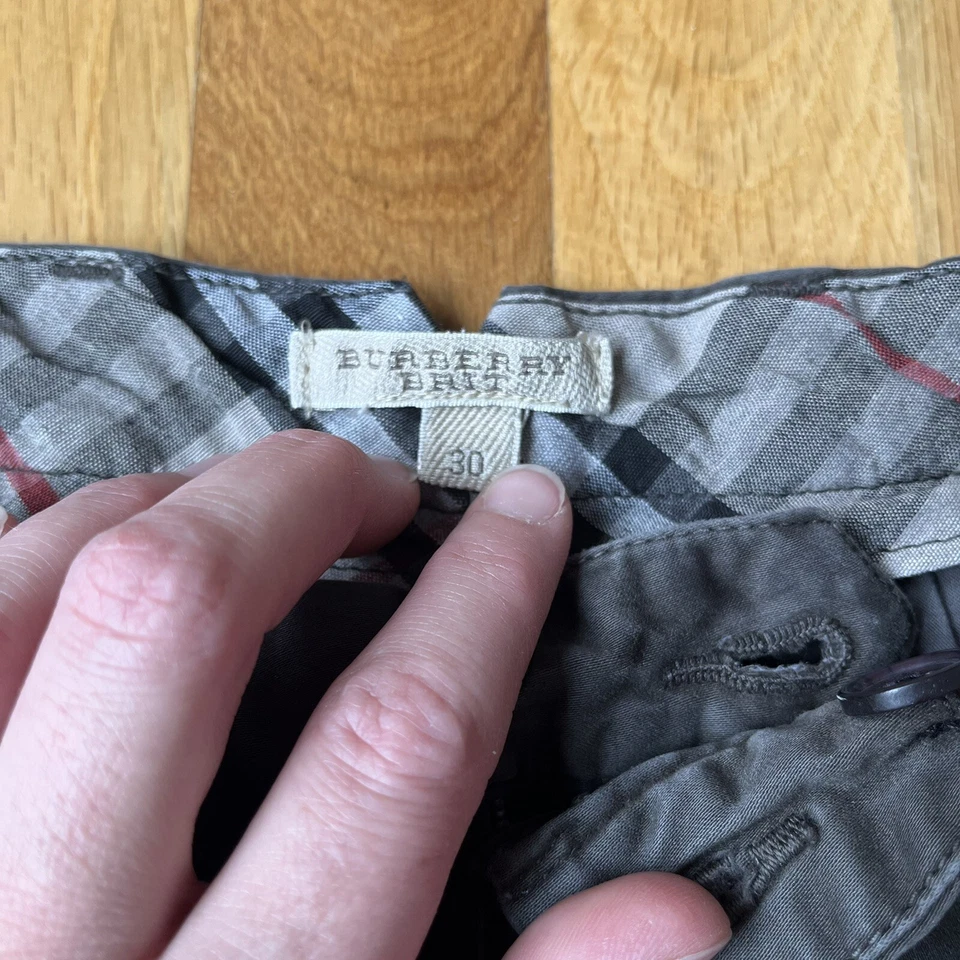 Pantalones chinos Burberry Brit oliva oscuro para hombre talla 30 Foto 4 de 4