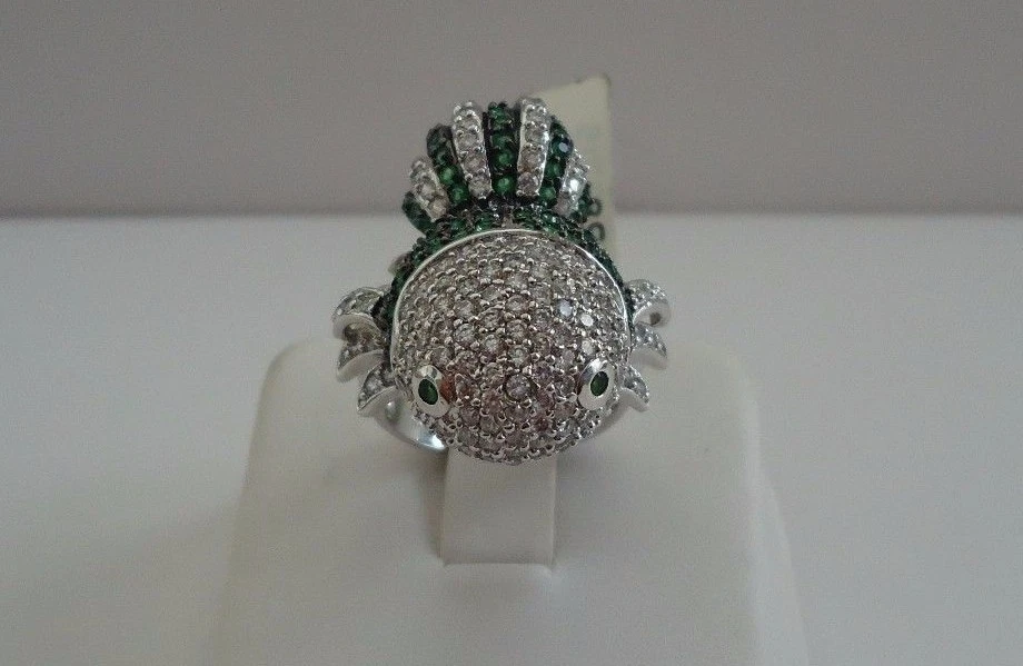 LARGE GUPPY FISH RING 8 CT LAB SIMULATED DIAMOND/ EMERALD 925 STERLING SILVER - Image 3 of 4