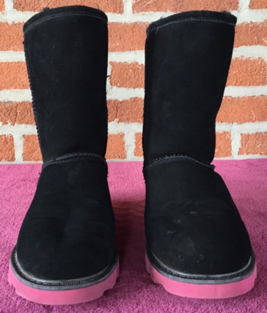 SAOLA Stivaletti GUC Bearpaw neri corti metà polpaccio con fondo suola rosa taglia 9