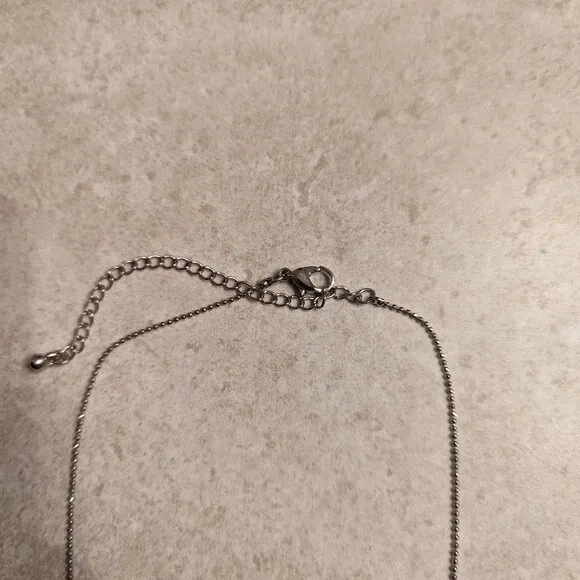 Colar pingente borboleta de resina âmbar cor e strass branco 16 polegadas - Imagem 3 de 4