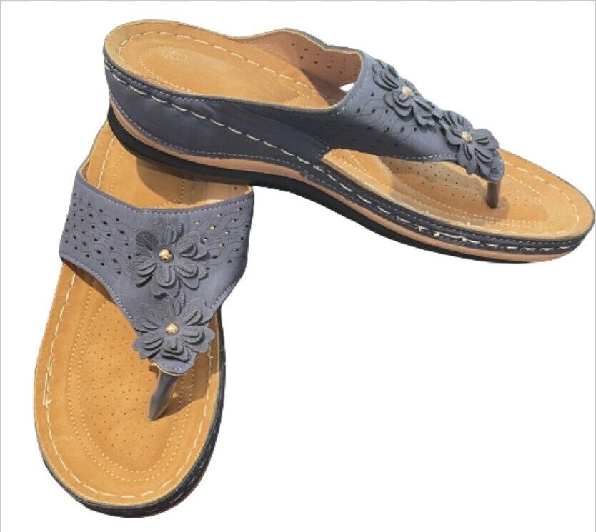 Size 42 Women’s Shoes Sandal Thongs Blue Flower Trim NWOT Slight Heel