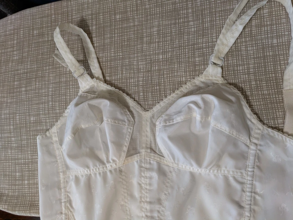 Sujetador vintage Playtex Bullet Longline, material tipo tafetán con algo transparente Foto 4 de 4
