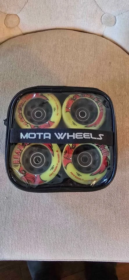 ATOM skate wheels Bright yellow neon road hog  - Image 3 of 4