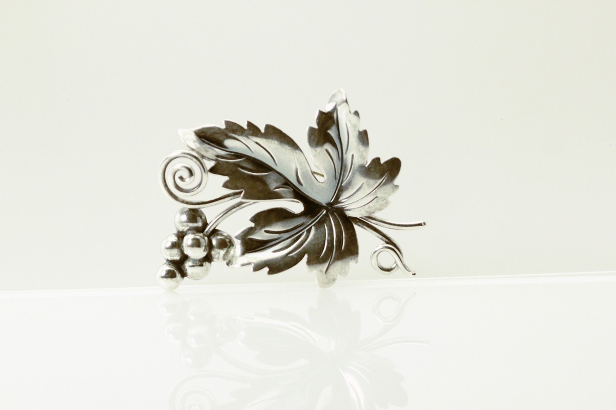 ピアス BirdtypeCatch aJapanesetype Qwinegrass 925 Sterling Silver Vintage Grape Vine Brooch 10.3 Grams (PEN9758