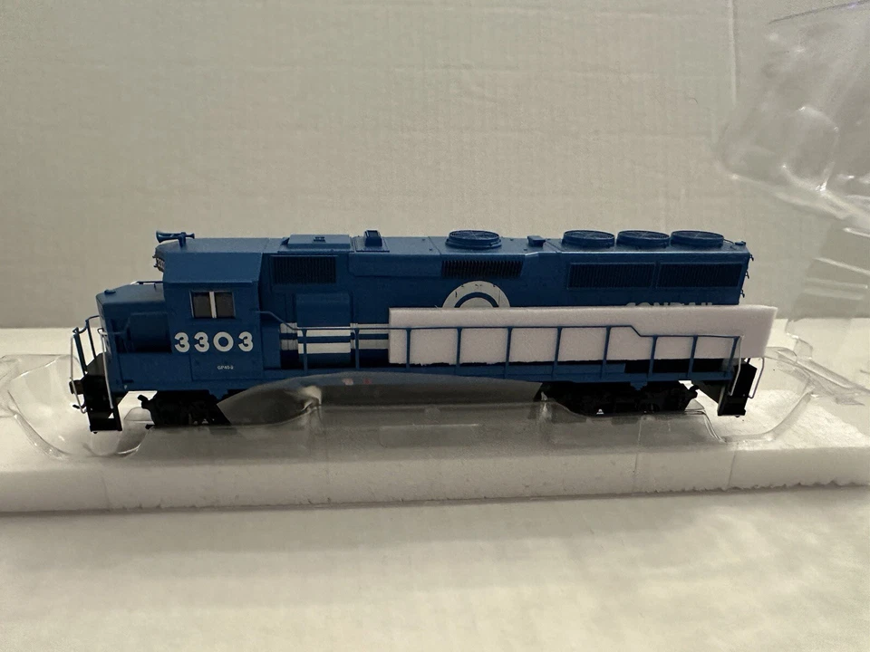 Athearn Roundhouse HO RND17792 Conrail GP40-2 #3303 Diesel Switcher Loco - Image 3 of 4