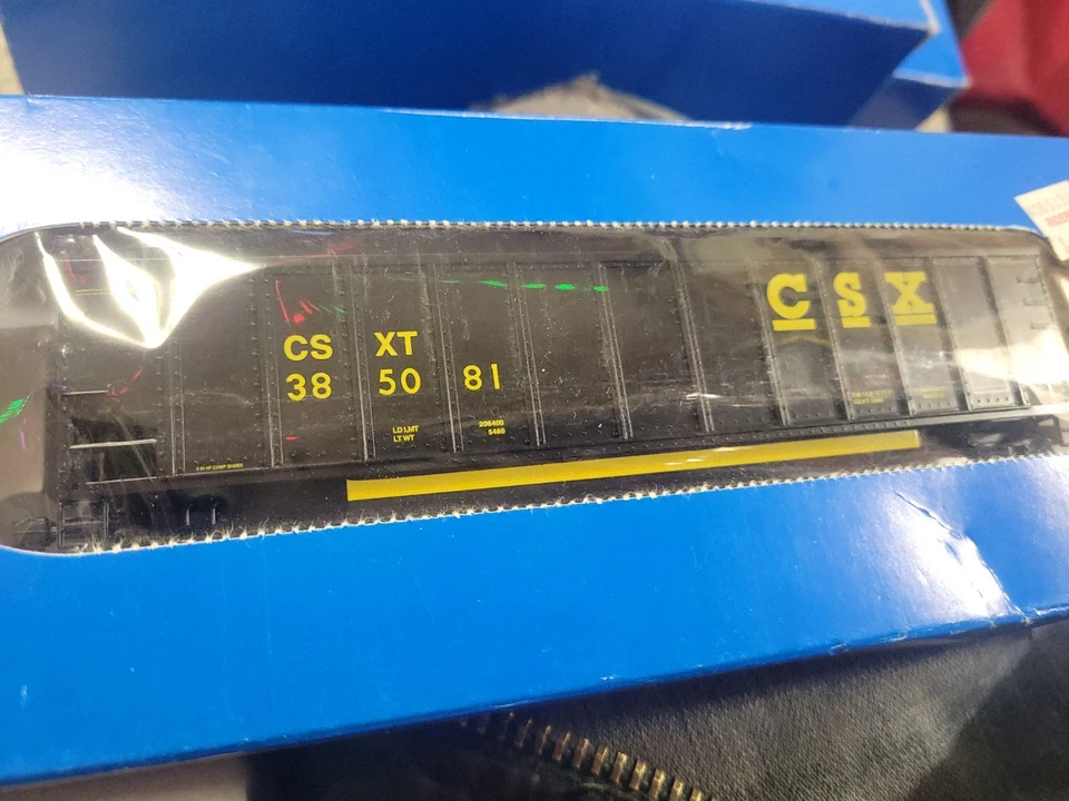 Athearns Csx Locomotive #6901 An E&C  Shops Johnston Coalporter Csx Frieght Cars - Image 3 of 4