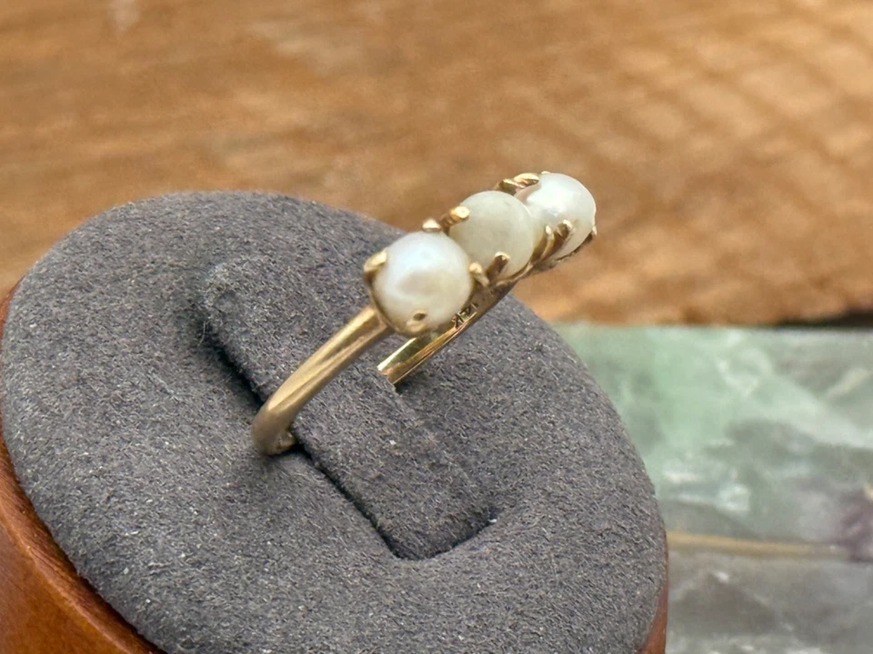 Винтажное коктейльное кольцо из чистого желтого золота 14 карат с 3 жемчугами размер 7,25–1835,25 - Изображение 2 из 4
