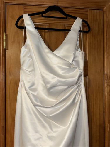 Abito da sposa taglia 16 avorio JS boutique look raso scollo a V davanti e dietro 60 L - Foto 2 di 16