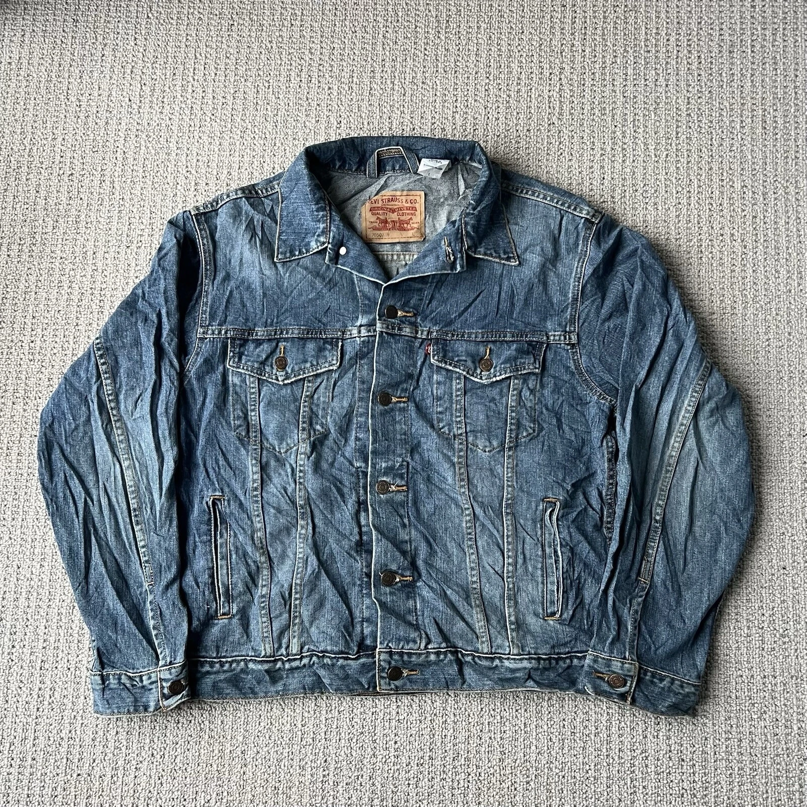 Vintage Levi's light wash denim trucker jacket in men's size large