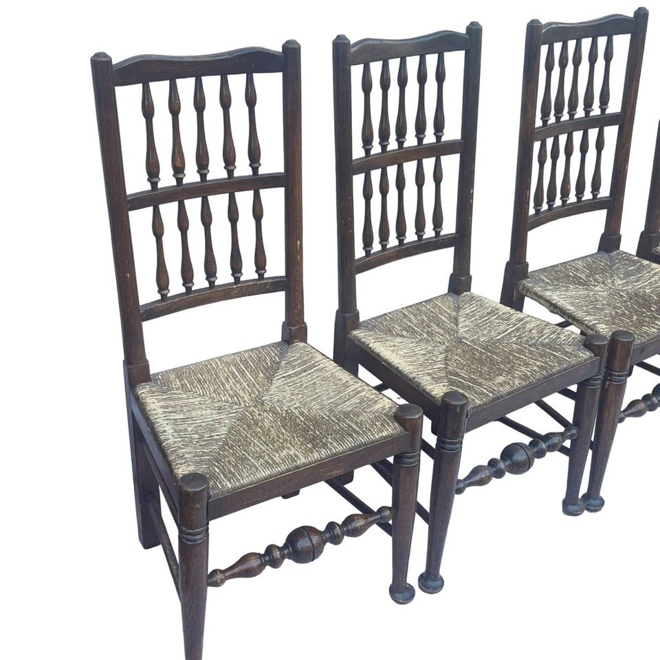 Antiguo juego de 4 sillas de comedor de cocina de granja con respaldo de husillo Lancashire. Foto 4 de 4
