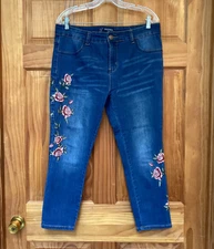 Sandpiper Size 14P Jeans Mid Rise Floral Embroidered Distressed 35 x 24