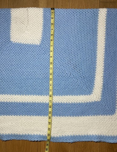 Coperta neonato vintage afgana all'uncinetto fatta a mano bianca e blu 42"da 48" - Foto 3 di 4