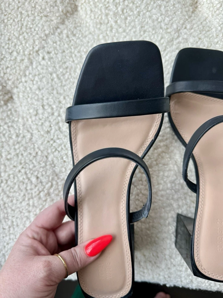 Sandalia Forever 21 negra punta cuadrada con tiras tacón bloque talla 8 Foto 2 de 4