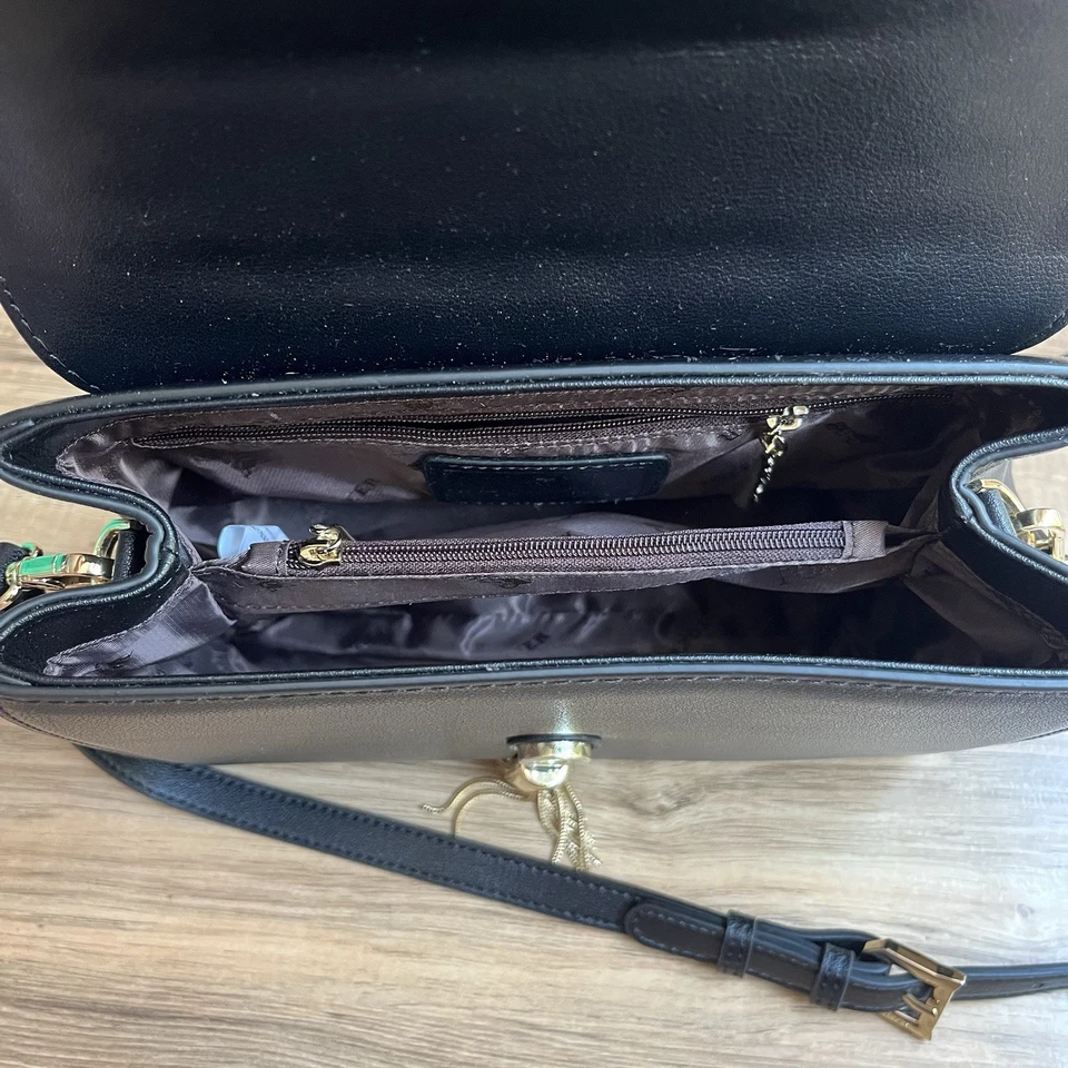 Cartera acolchada de cuero sintético negra FOXER - Cierre de zorro dorado, asa superior y correa Foto 4 de 4