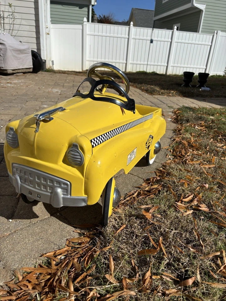 Taxi Little Yellow Pedal. ¡Parece nuevo! Foto 2 de 3