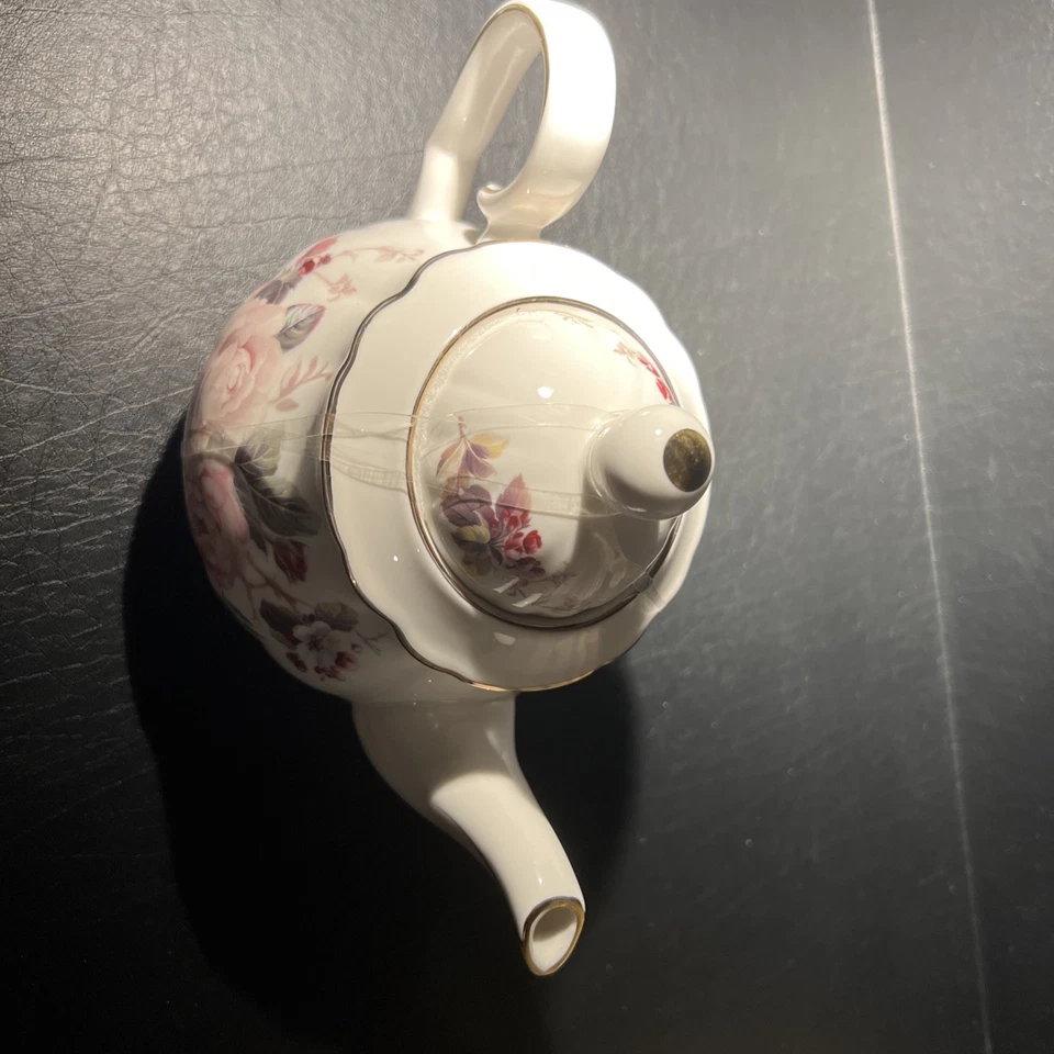 Tetera floral de porcelana fina Grace Teaware - patrón rosa rosa Foto 3 de 4