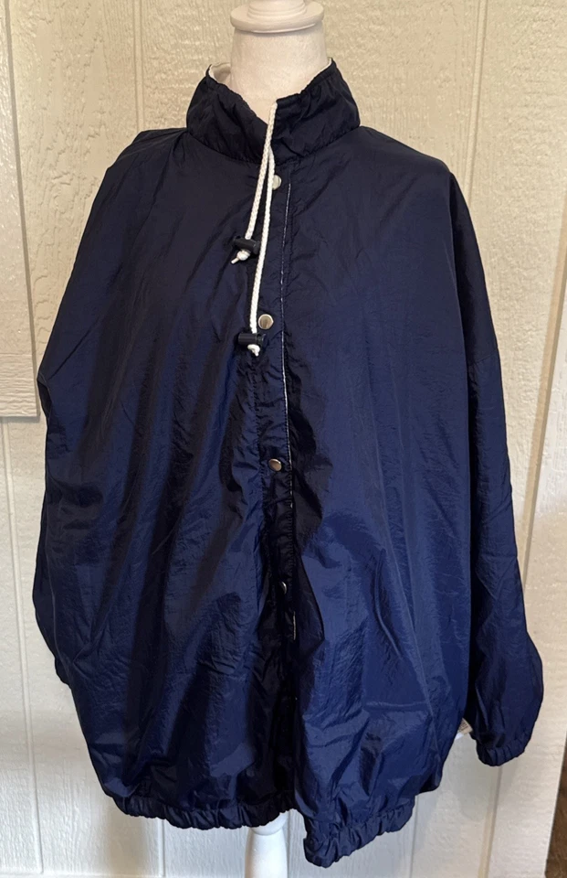 Chaqueta reversible Basic Editions Plus para mujer talla 24W blanca geométrica azul broches de presión Foto 4 de 4