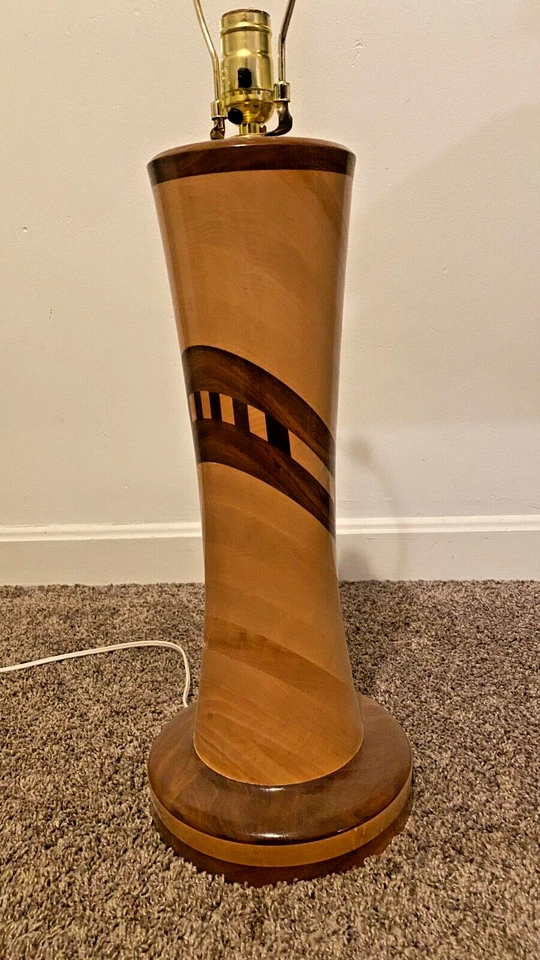 Base de lámpara de madera de arce y nogal hecha a mano Foto 2 de 4