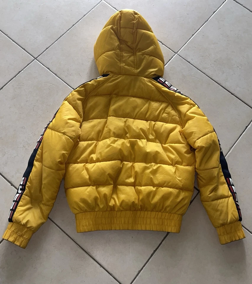 Chaqueta acolchada amarilla Guess para hombre talla pequeña Foto 3 de 4