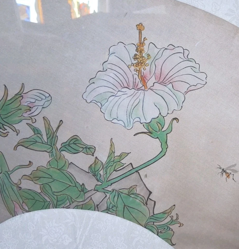 Antigua pintura china de abanico sobre seda enmarcada firmada 26x15 hibisco insecto volador Foto 2 de 4