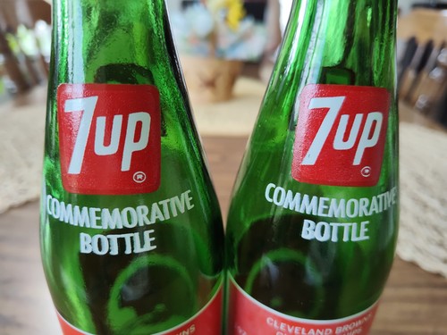 2 - Vintage 1974 ~ 7up Commemorative 16oz Bottle ~ NFL Cleveland Browns ~ - Picture 3 of 5
