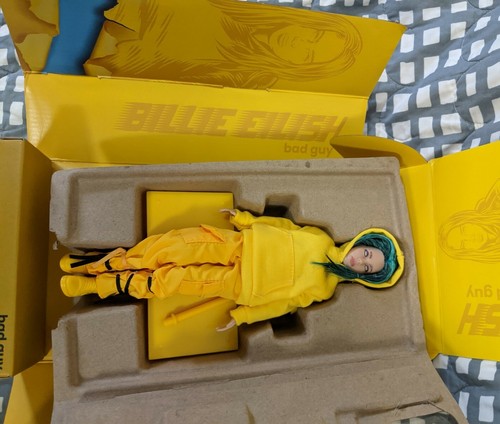 Billie Eilish 10,5" Music Video Action Doll Figure Bad Guy Duh! Artista MISB nuovo - Foto 5 di 8