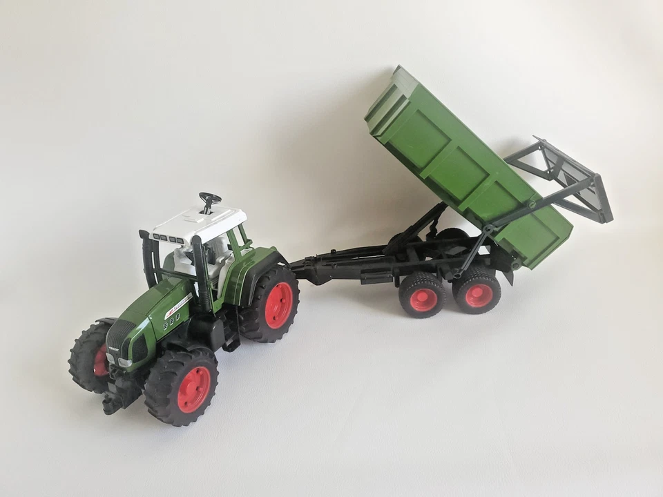 Trattore Bruder Fendt Favorit 926 Vario 1/16 Con Rimorchio Ribaltabile Agricolo - Immagine 2 di 4