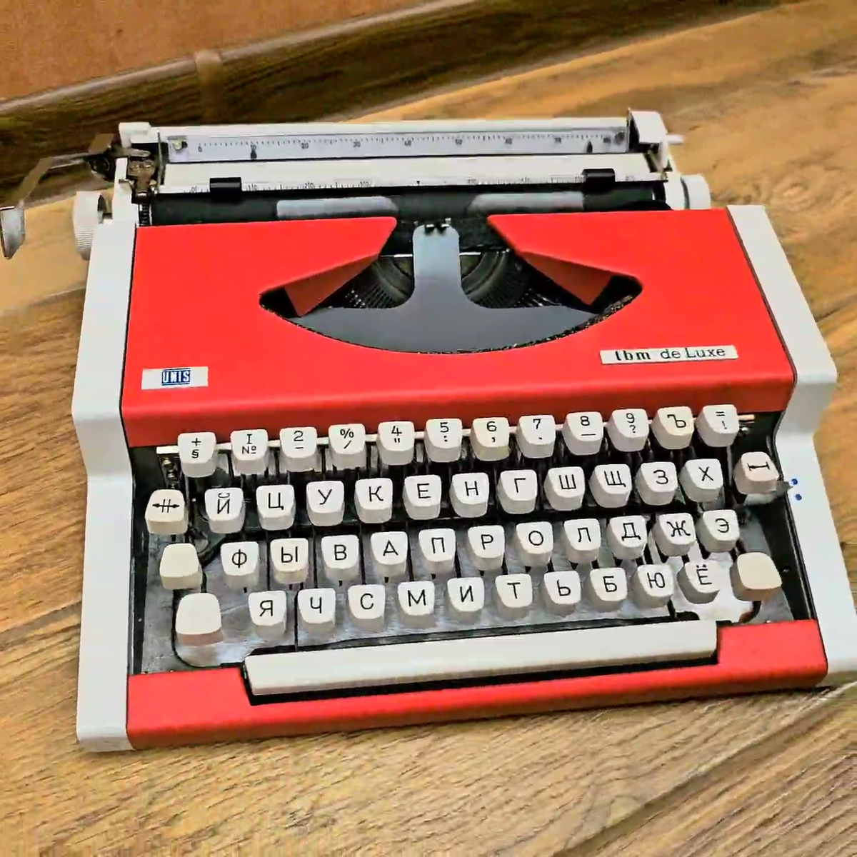 Typewriter TBM DE LUXE UNIS Yugoslavia Cyrillic Russian Text Late