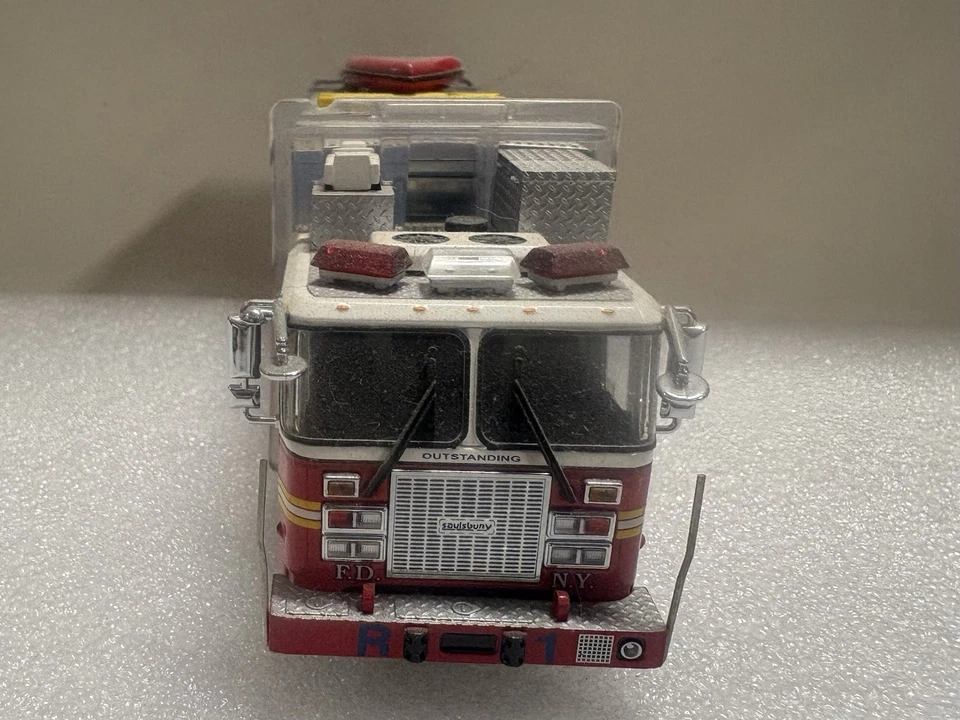 Réplica de camión Code 3 E One Rescue FDNY  Foto 2 de 4