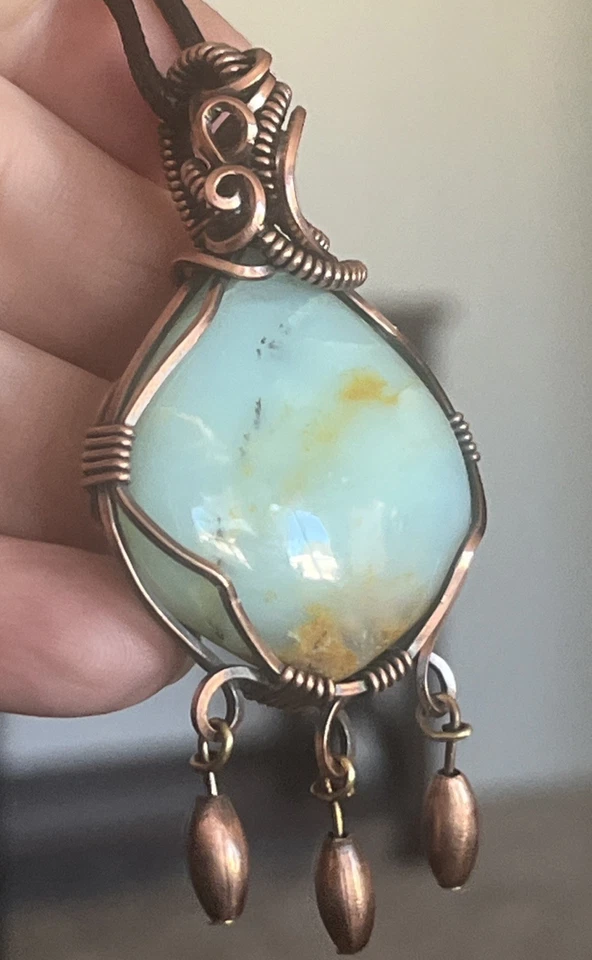 Ópalo Azul Peruano Natural ~ Colgante Hecho a Mano Envolvido en Alambre de Cobre 10j Foto 2 de 4