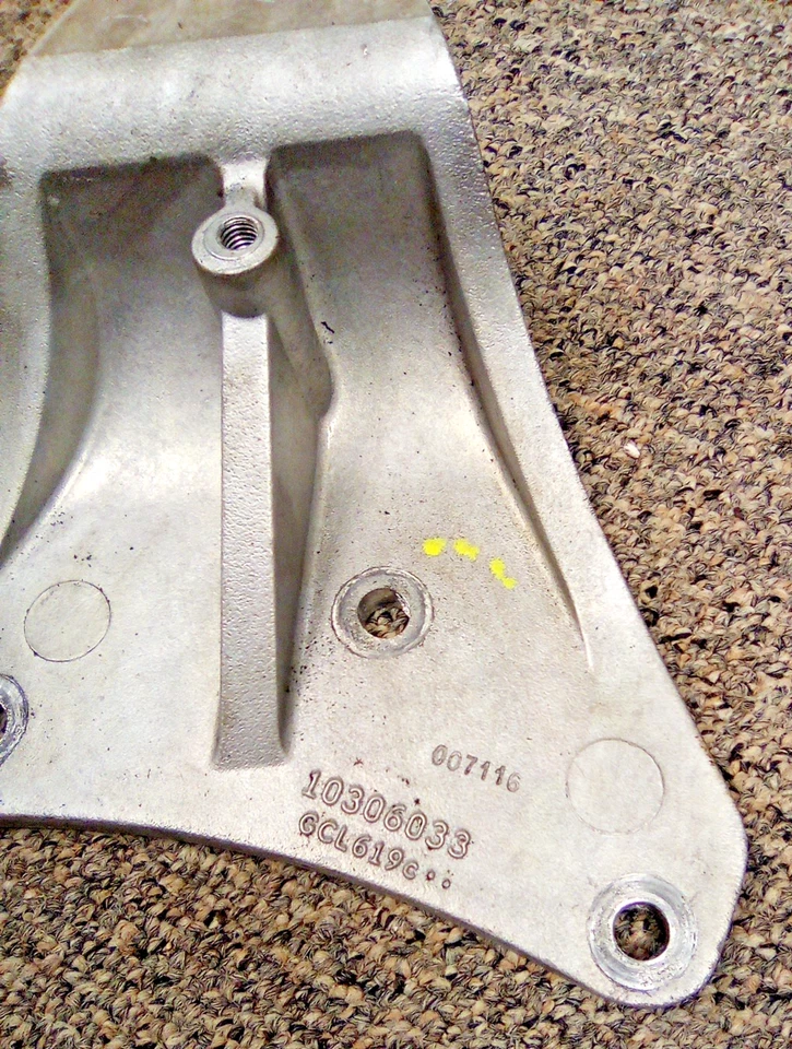 Soporte de montaje de motor GM 2005-09 5,3 L 10306033 LOC-26DG Foto 3 de 4