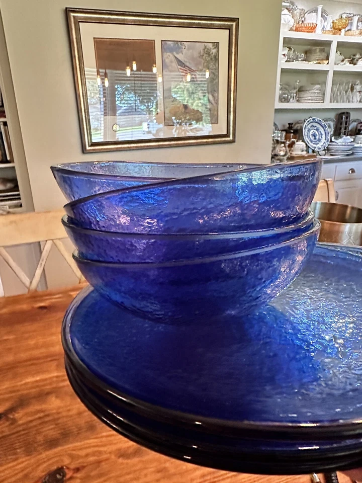 Juego de 4 platos y ensaladeras POTTERY BARN azul cobalto acrílico guijarros texturizados Foto 2 de 4