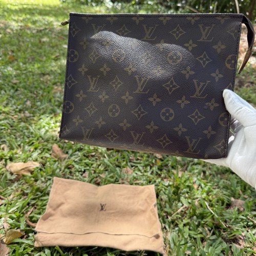 Authentic LOUIS VUITTON Poche Toilette 26 Monogram Cosmetic Pouch - Picture 4 of 23