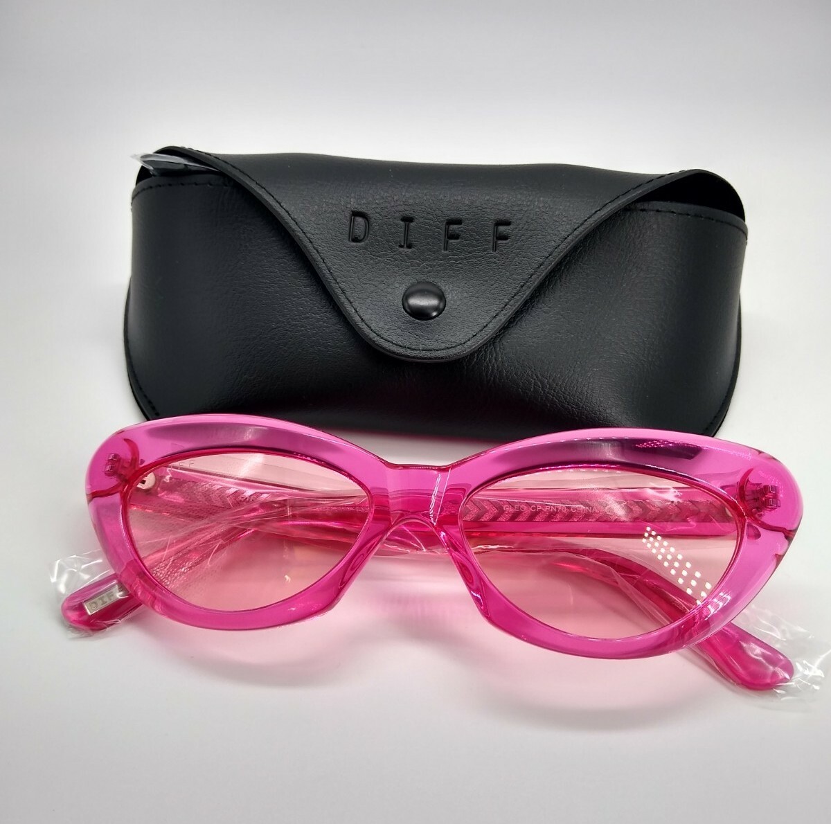 Diff Eyewear Transparent Pink Frame Sunglasses with Pink Gradient Lenses Clear Narrow Acetate Round Gradient Sunglasses with Pink  main image 2