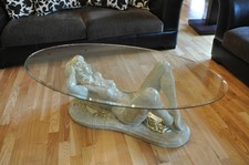 Table basse avec statue de femme, plateau ovale en verre, H : 0,4 m