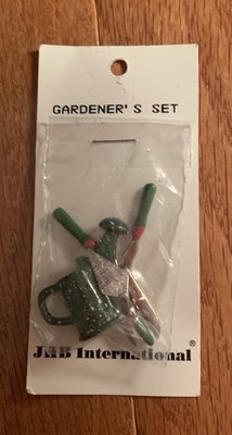 JHB GARDENER'S SET SHEARS TROWEL WATERCAN METAL DOLLHOUSE ACCESSORY