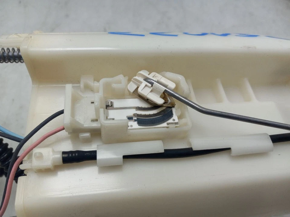 05-15 MONTAJE BOMBA COMBUSTIBLE TOYOTA TACOMA PRERUNNER 4.0L 1GRFE Foto 4 de 4