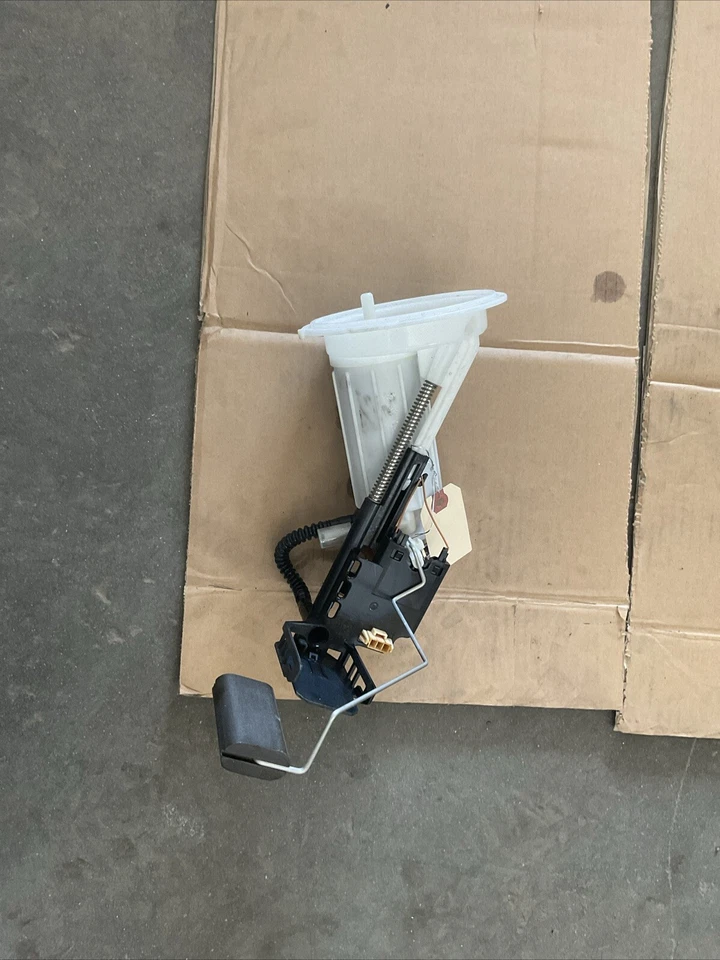 06-10 Filtro de combustible BMW 525i 528i 530i 550i con regulador de presión 16117373514 Foto 2 de 4