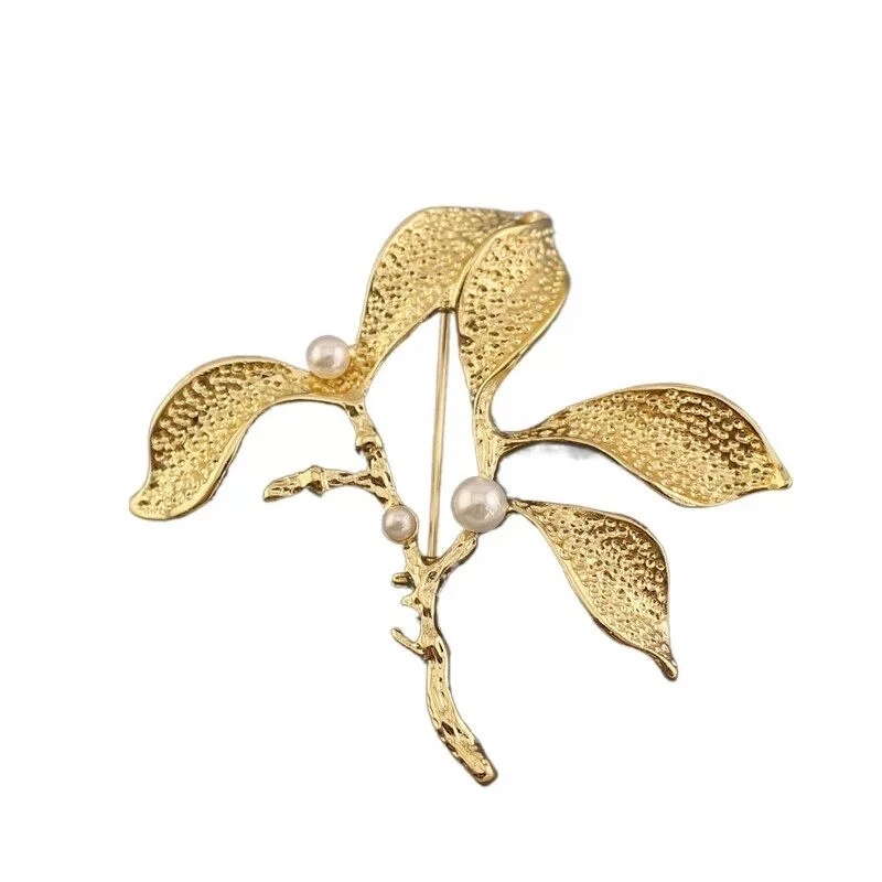 Broche prendedor dorado flor azahar ZARD con acento de perlas Foto 2 de 4