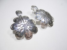 VINTAGE SOUTHWESTERN STYLE FLORAL PATTERN STUD EARRINGS  925 STERLING SILVER . 
