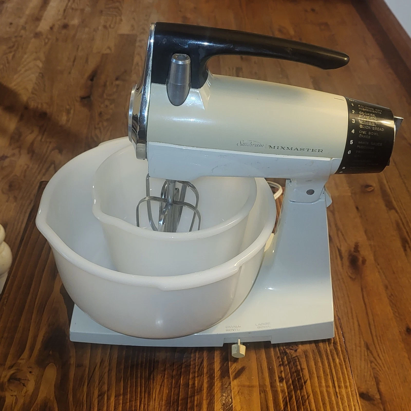 Vintage Sunbeam Mixmaster Stand Mixer 12 Speed 2 Bowls Whit plus Beaters tested