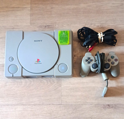 Sony PS1 Konsole Grau SCPH-5552 inkl. Controller, Kabel, Memory Card & Tekken 3